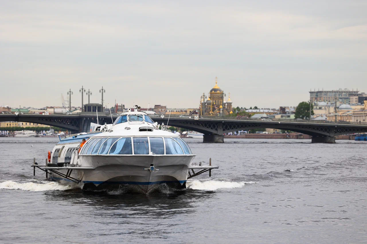 Поездка на скоростном судне из Петергофа в Санкт-Петербург