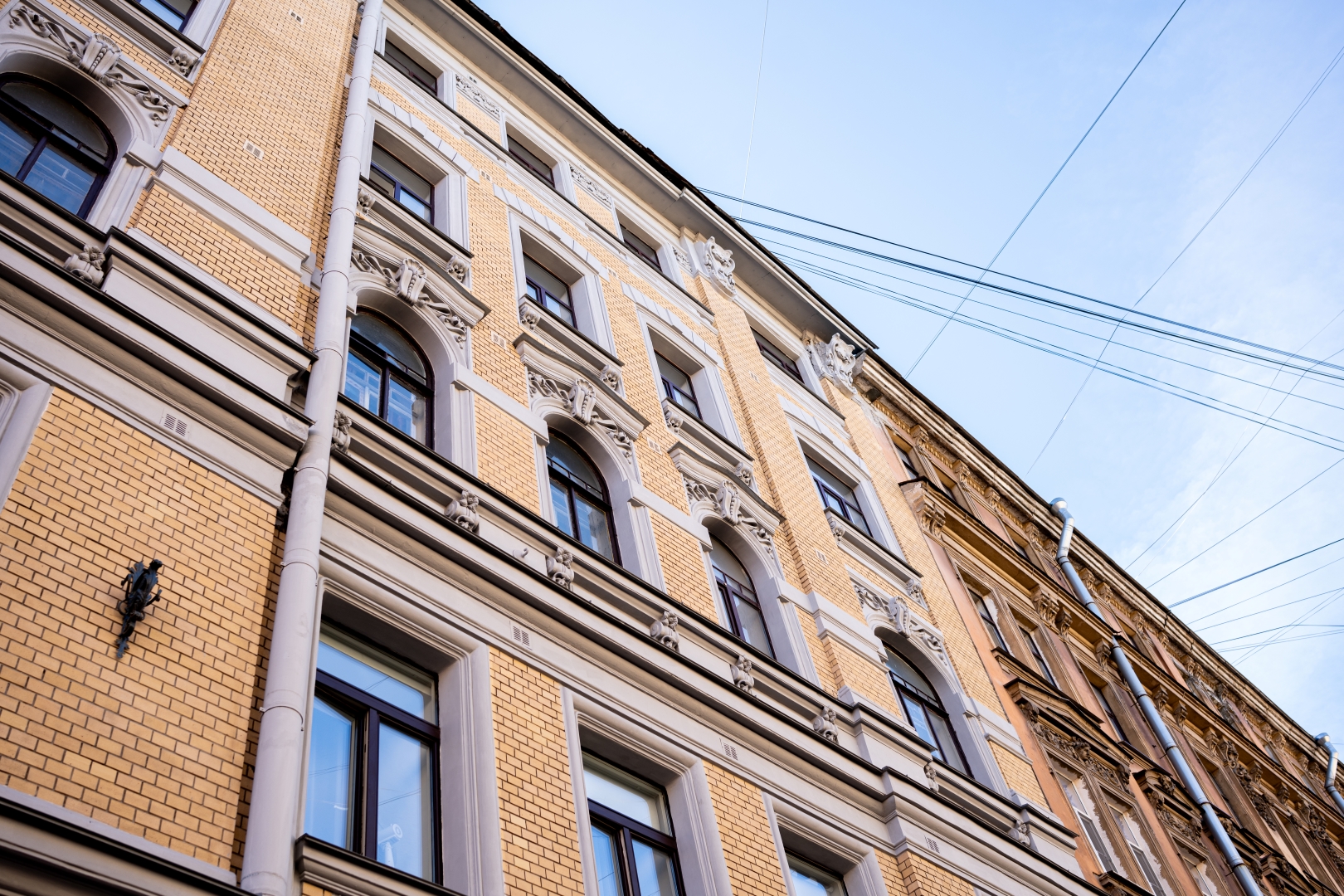 Экскурсия «Мистика Петроградской стороны: дворы-колодцы, парадные и доходные дома» со скидкой до 61%