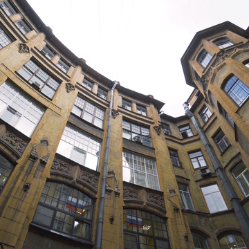 Индивидуальная экскурсия «Исследуя Петербург: витражи, дворы, высоты» со скидкой 54%