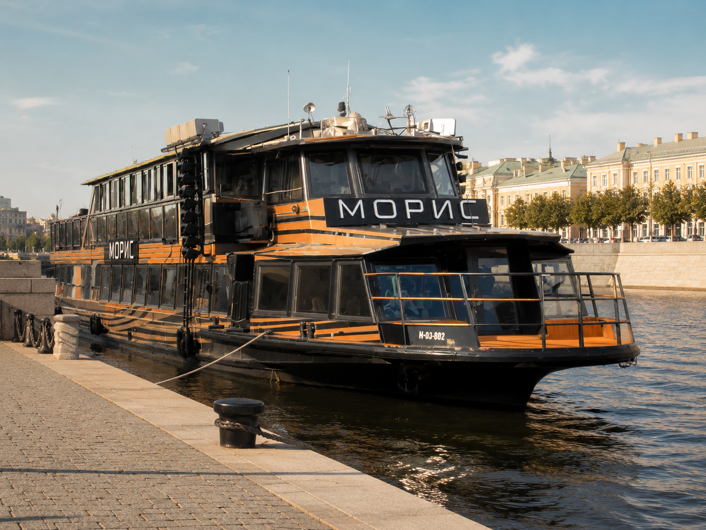Прогулка по Москве-реке на дизайнерском теплоходе «Морис» от Крымского моста