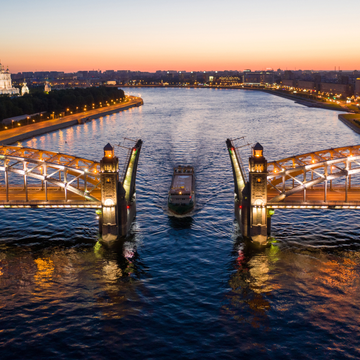 «Огни ночного Петербурга»: прогулка на двухпалубном теплоходе с саксофонистом со скидкой до 60%