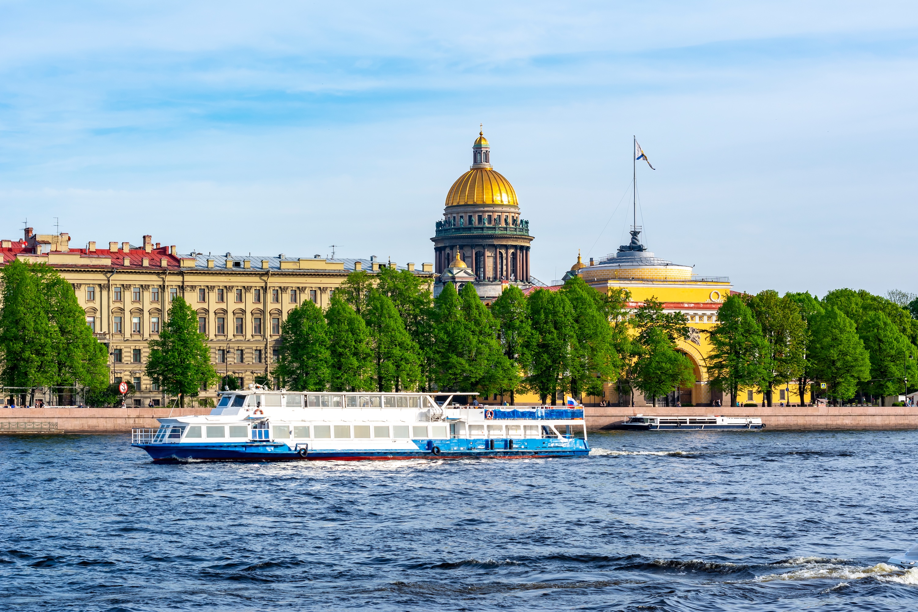 Петровский вояж на двухпалубном теплоходе. Нева и Финский залив со скидкой до 63%