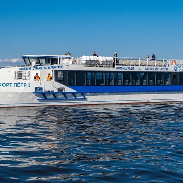 Поездка на скоростном катамаране «Котлин» из Петергофа в Кронштадт