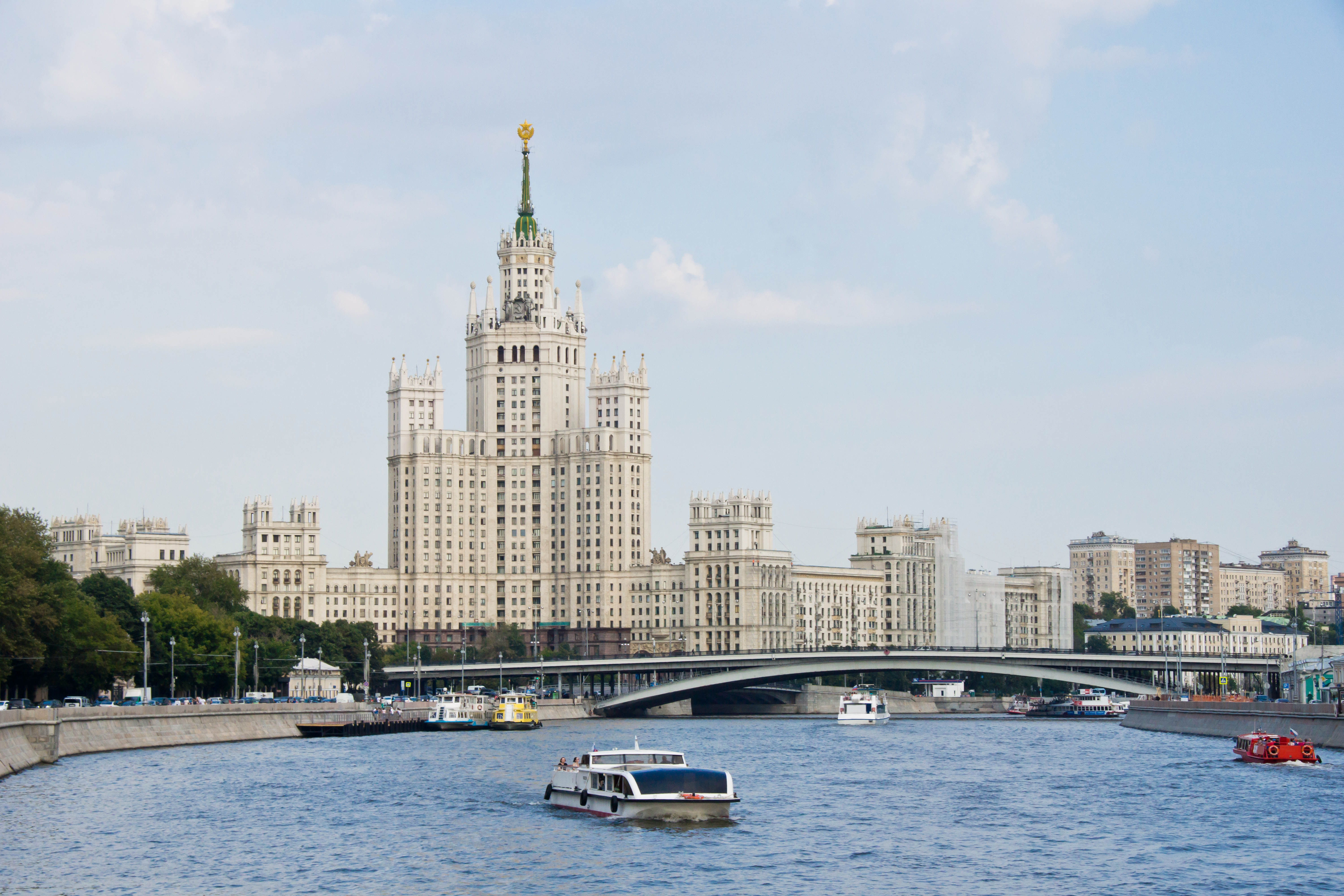 Прогулка по Москве-реке на дизайнерском теплоходе «Волна» от причала «Киевский»