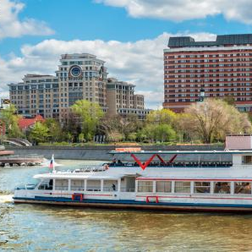 «Московский золотой маршрут» на теплоходе «Лоцман» от Парка Зарядье со скидкой 50%