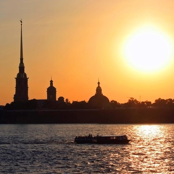 Вечерняя речная прогулка «Музыкальный круиз на закат» на теплоходе со скидкой до 58%