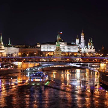 «Вечерняя Москва» — музыкальный круиз с живой музыкой, ужином и без, с видом на Кремль и Парящий мост в парке «Зарядье» на люкс-теплоходе «Соболь»