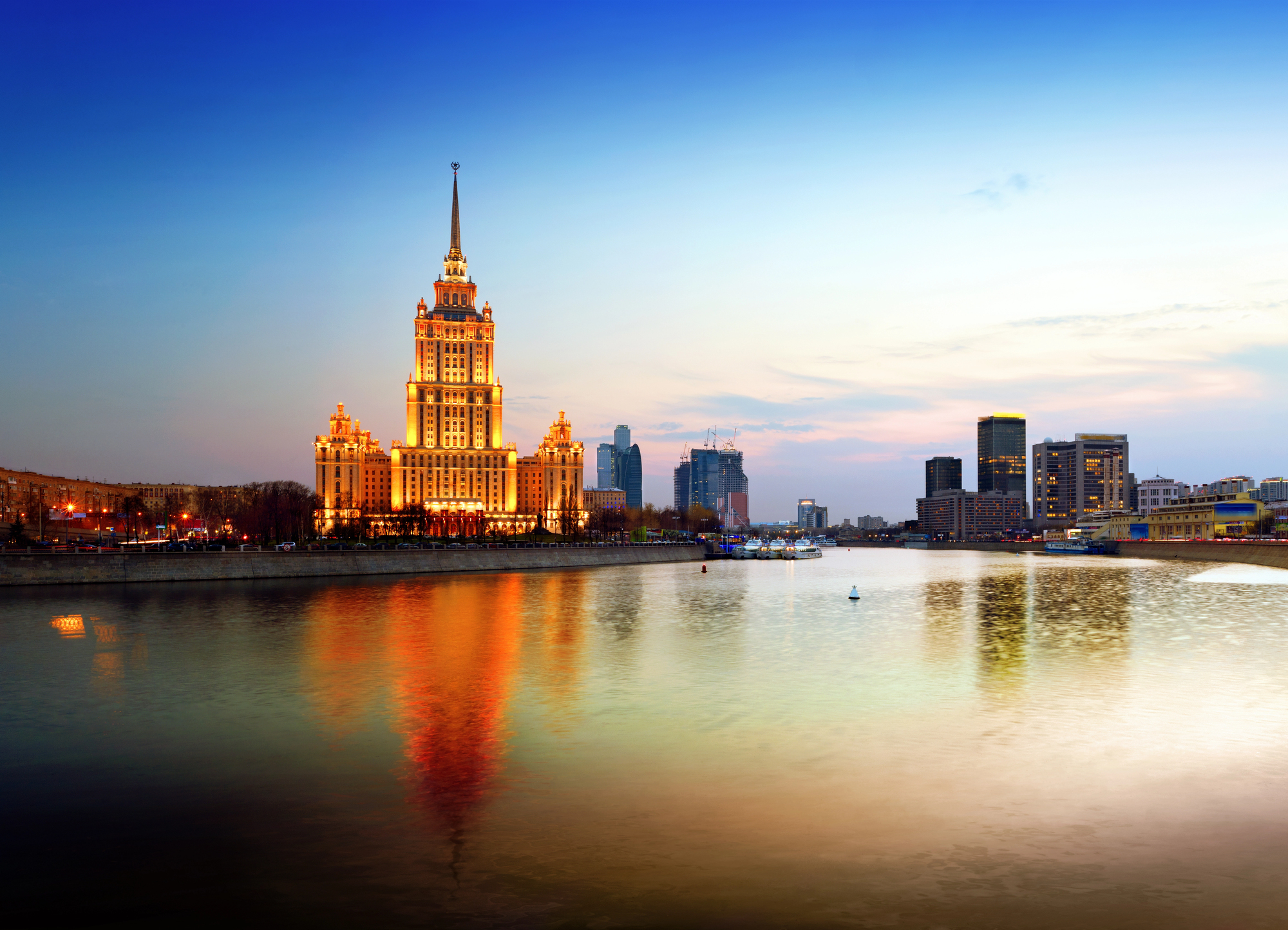 Речная прогулка с ужином и дискотекой «Вечерняя Москва в огнях» Речная прогулка с ужином и дискотекой «Вечерняя Москва в огнях»