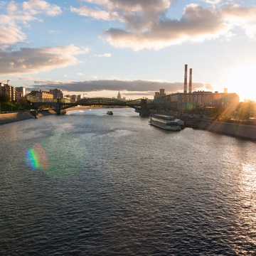 Утренняя прогулка на теплоходе из Нагатинского затона до парка «Зарядье» со скидкой 50%