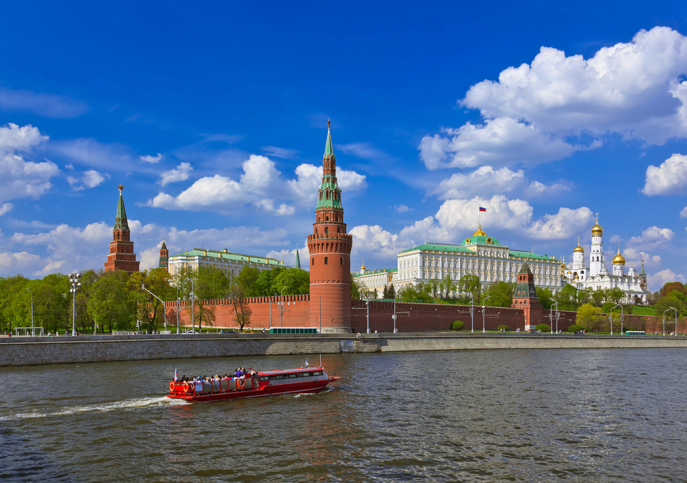 Часовая прогулка на ретро-теплоходе по центру Москвы от Патриаршего моста со скидкой 50%