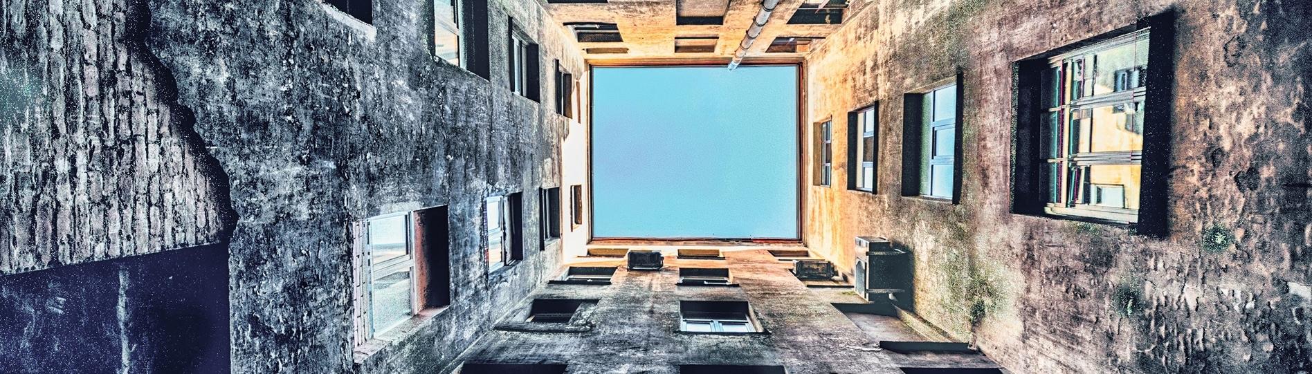 Тайные дворы и парадные Васильевского: большая прогулка по мистическому острову со скидкой 59%