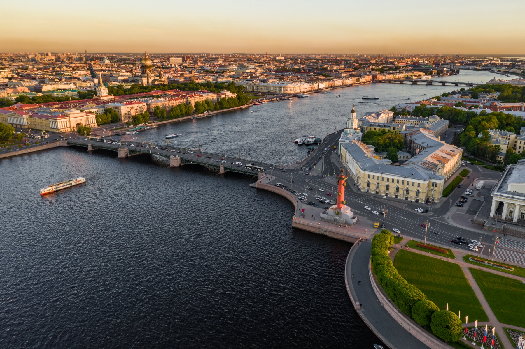 Большое петербургское кольцо – речная прогулка по Граду на Неве с авторской экскурсией и живой музыкой в тёплом салоне теплохода со скидкой до 67%