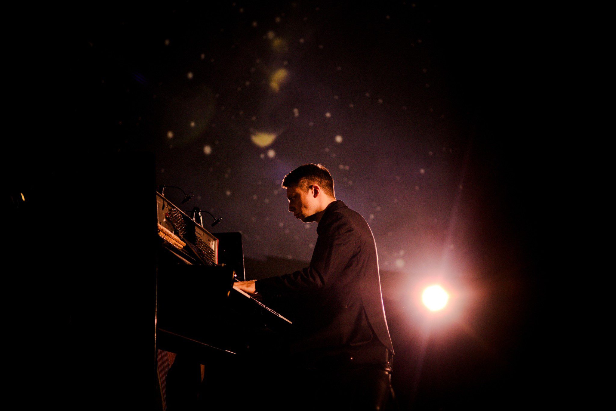 Концерт «Рояль в темноте. Рок под звездами» в Планетарии со скидкой 20%