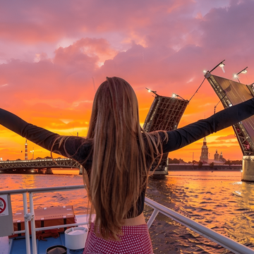 Музыкальный теплоход. Ночные прогулки «Разводные мосты» со скидкой до 50%