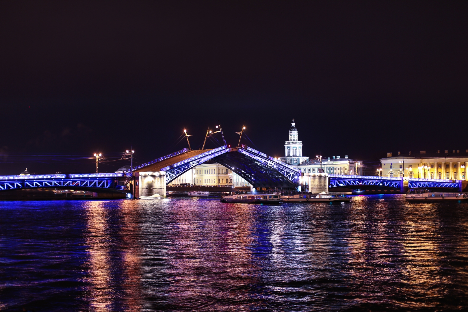 Ночные прогулки на теплоходе под разводными мостами со скидкой до 73%