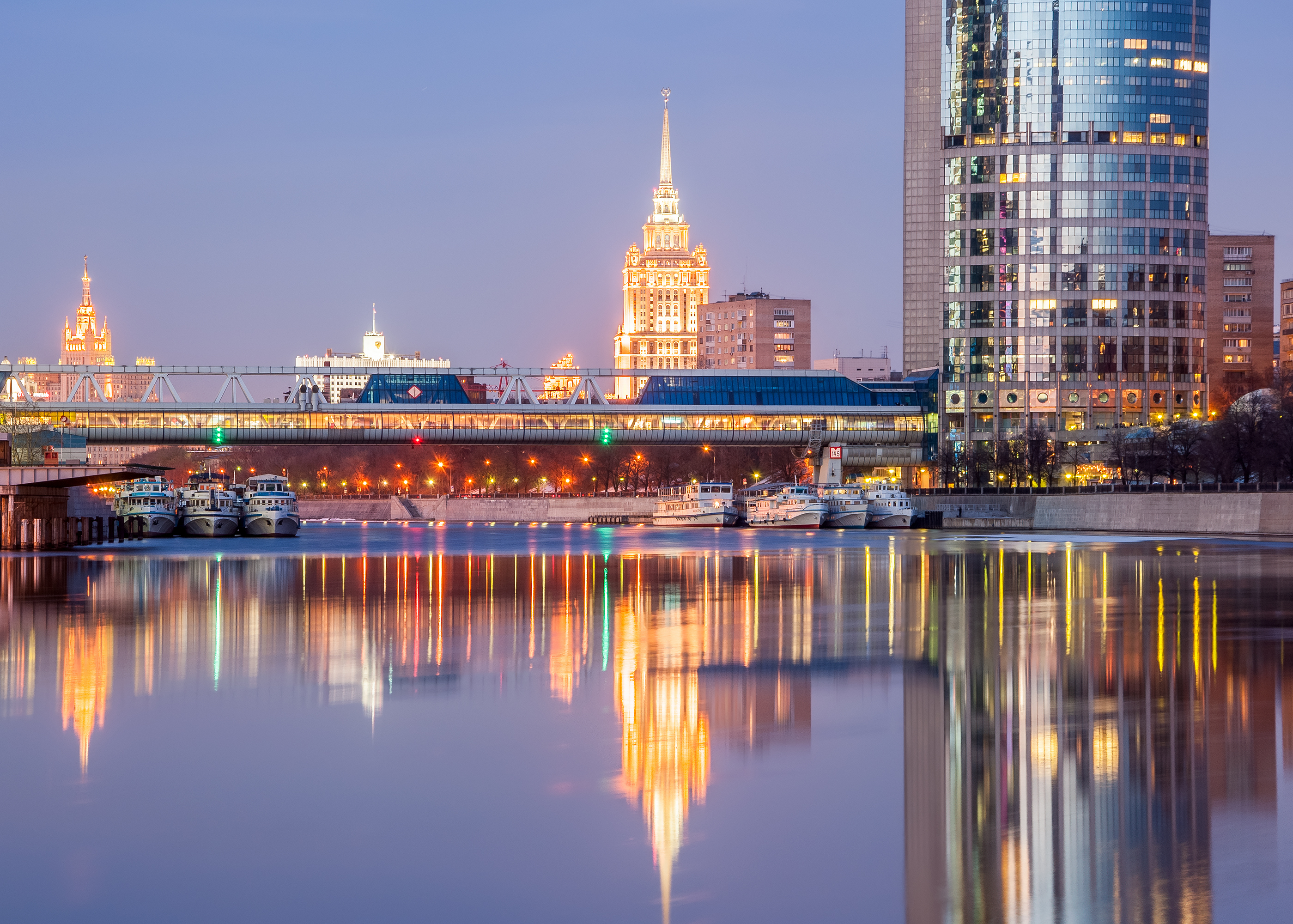 Речная прогулка «Огни небоскрёбов» с обедом или ужином