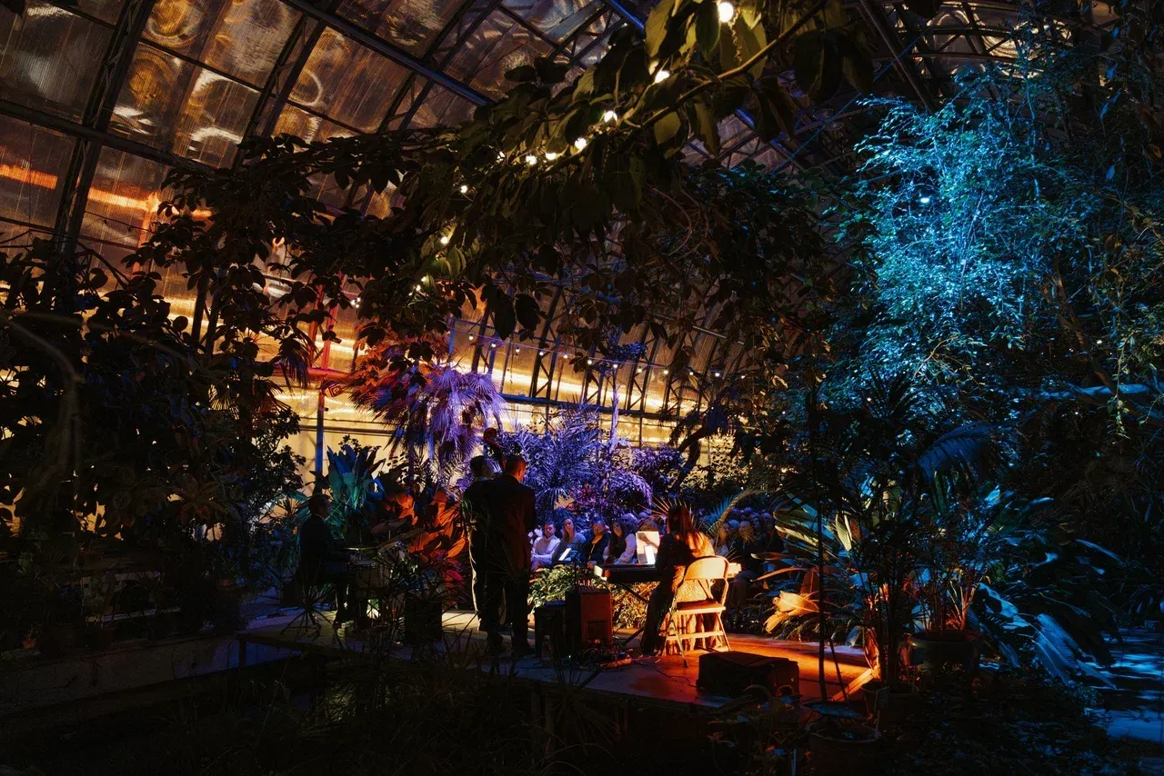 Концерт при свечах «ZAZ-трибьют» в Оранжерее Таврического сада со скидкой 50%