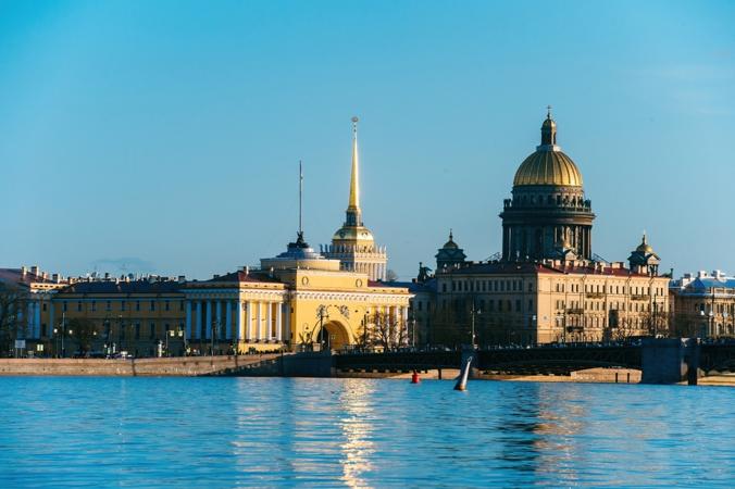 Планы на выходные в Петербурге: открытие сезона фонтанов в Петергофе, выставка Ивана Шишкина и моноспектакль Нонны Гришаевой