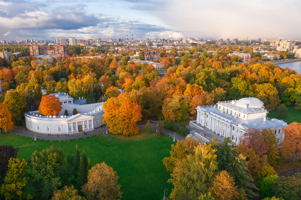 Провожаем золотую осень: атмосферные места Петербурга для фотопрогулки