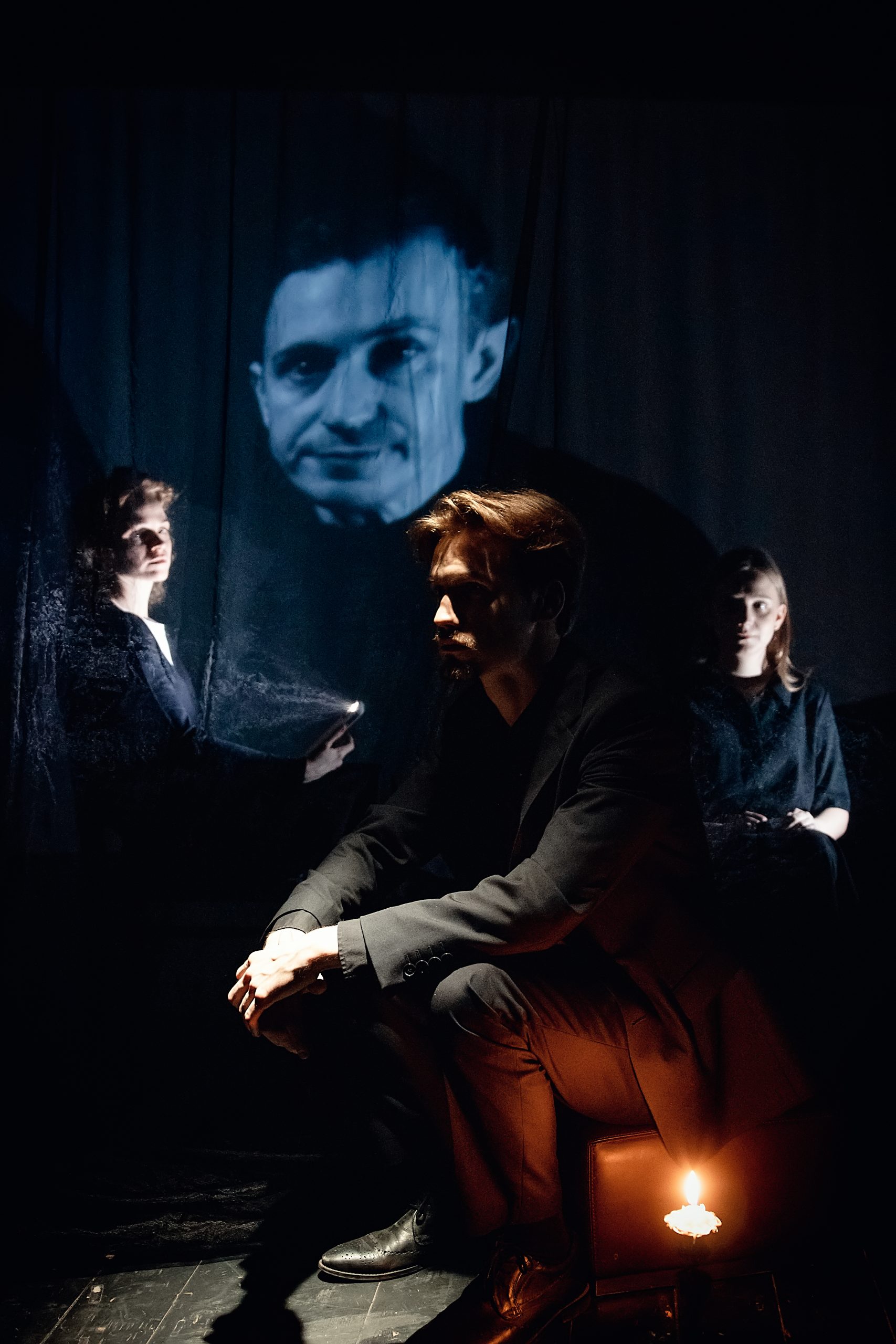 Спектакль «Лицо сестры в сиянии стекла»