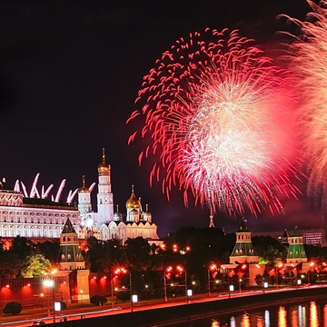 День победы с живой музыкой, вокалом, просмотром праздничного фейерверка, ужином на люкс-теплоходе «Соболь»