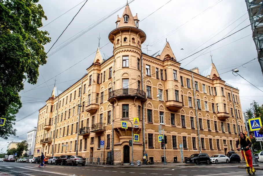 Петроградская сторона за один день: модерн, муралы и модные пространства