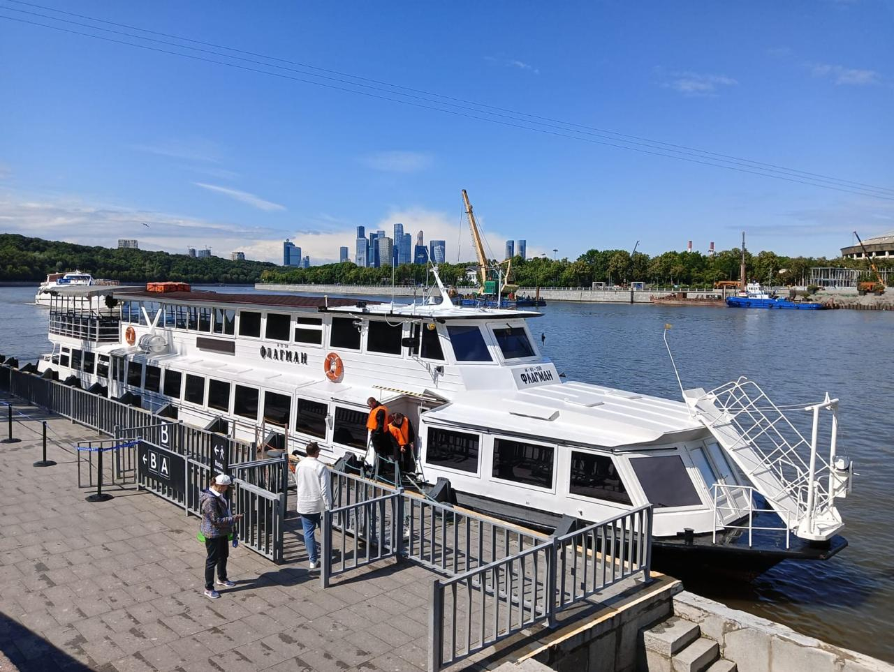 Прогулка на комфортабельном теплоходе «Флагман» от «Китай-города» до «Киевского вокзала» со скидкой 50%