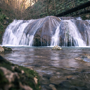 Автобусная экскурсия «33 водопада и Кавказское шоу» со скидкой 44%
