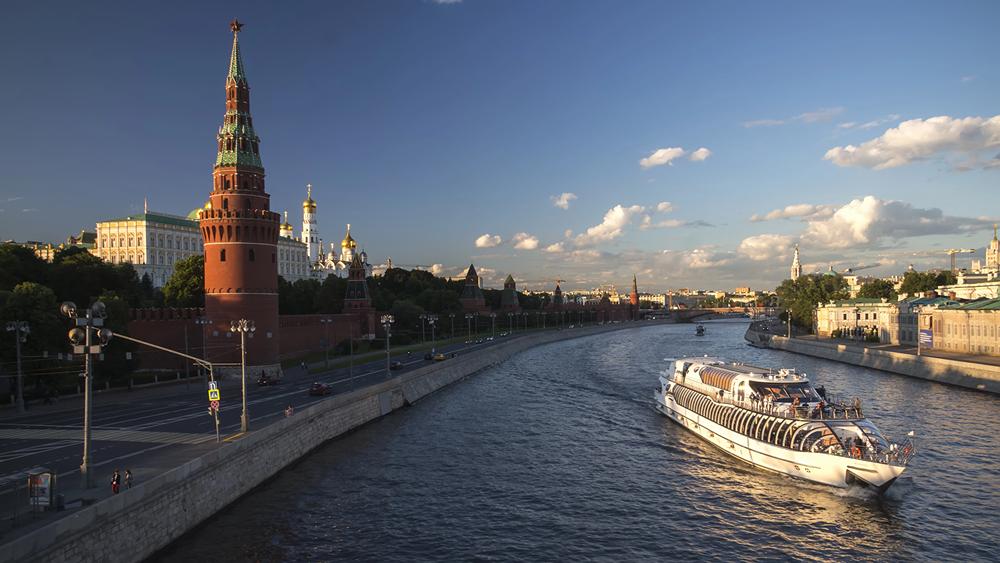 Речная прогулка по центру Москвы от парка «Зарядье» до причала «Киевский вокзал» со скидкой 50%