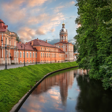 Автобусная экскурсия «Храмы Петербурга» с посещением Александро-Невской Лавры со скидкой 20%