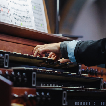 Концерт при свечах «Органный драйв 90-х — хиты MTV на органе» со скидкой 30%