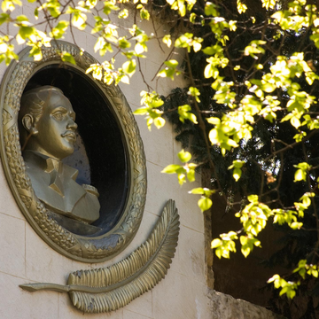 Обзорная экскурсия по Кисловодску «Лермонтовская скала и Замок коварства и любви» со скидкой 20%