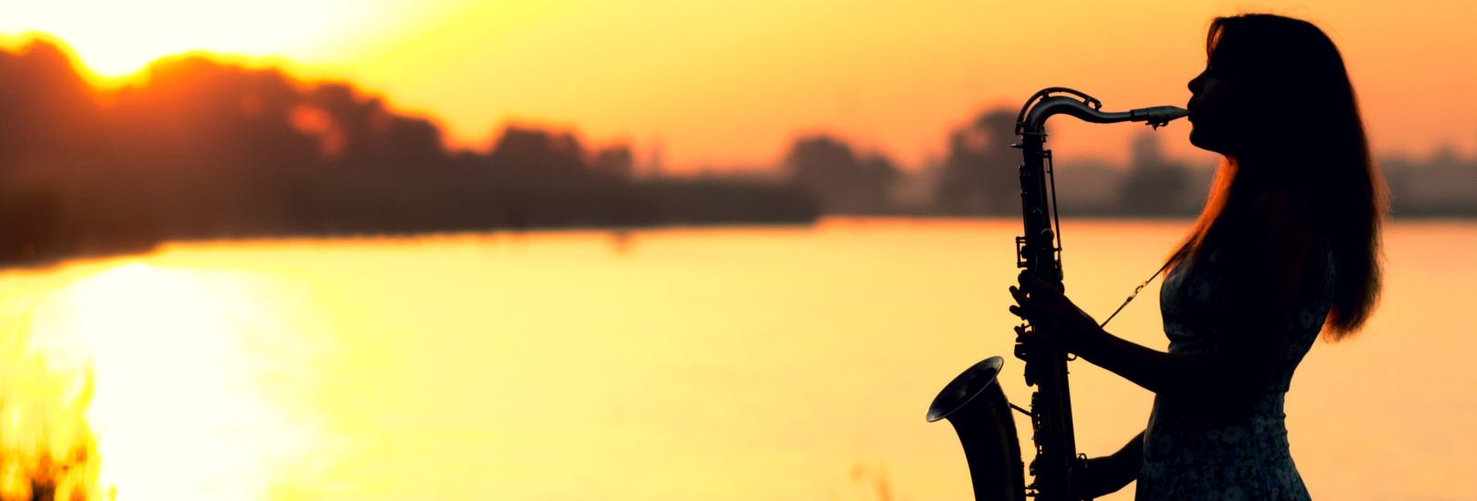 Вечерняя прогулка на теплоходе по Волге с живой музыкой со скидкой 20%