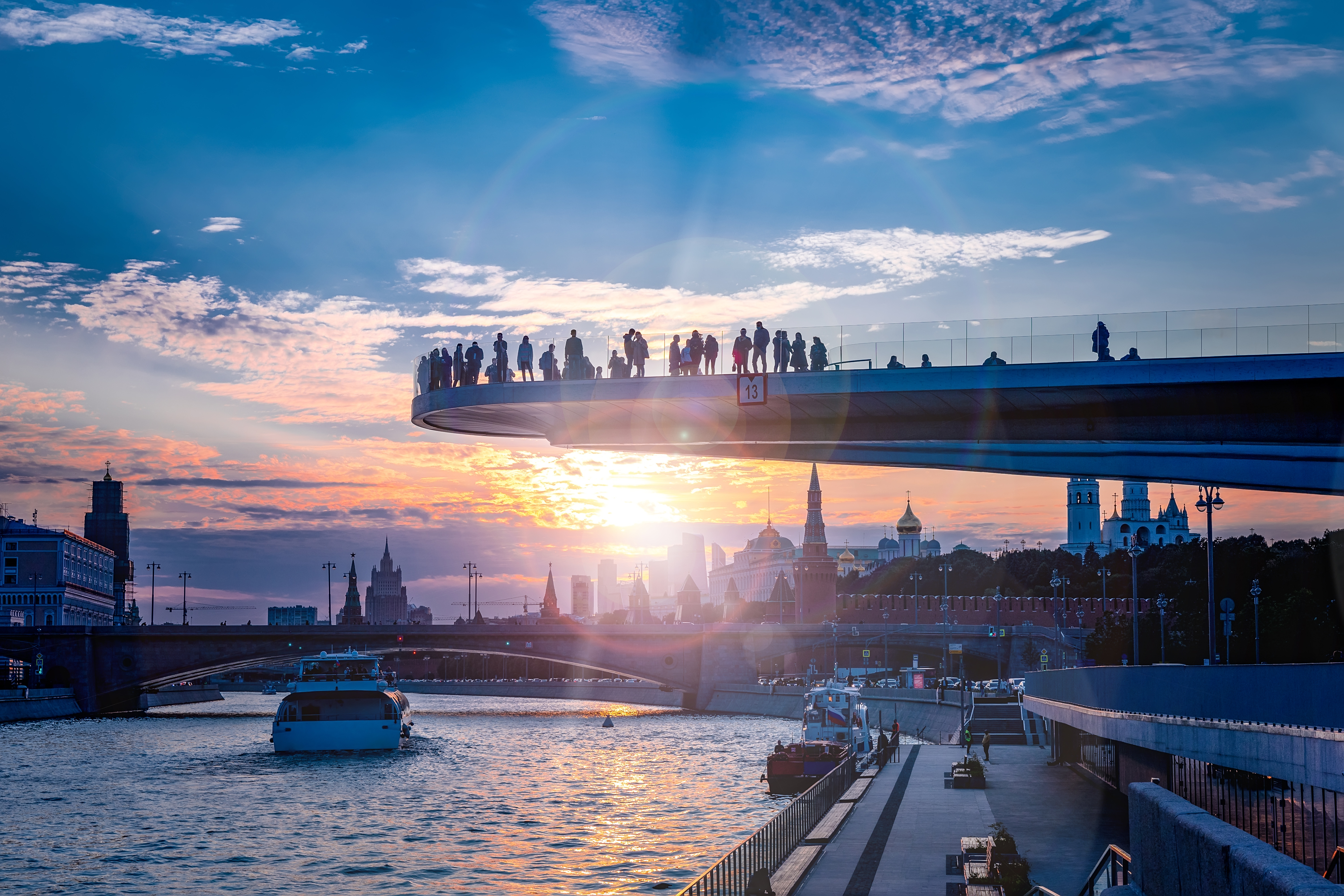 Круговая речная прогулка на теплоходе по центру Москвы от парка «Зарядье» со скидкой 50%