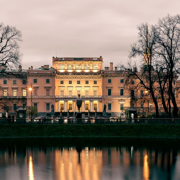 Автобусная экскурсия «Мифы и легенды Санкт-Петербурга» со скидкой 50%