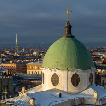 Групповая экскурсия «Исследуя Петербург: витражи, дворы, высоты» со скидкой 54%