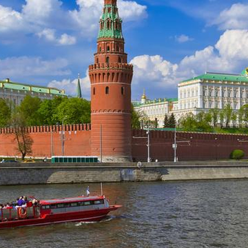 Часовая прогулка на ретро-теплоходе по центру Москвы от Патриаршего моста со скидкой 50%