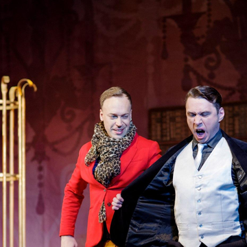 Спектакль «Мы не одни, дорогая!» со скидкой 35%