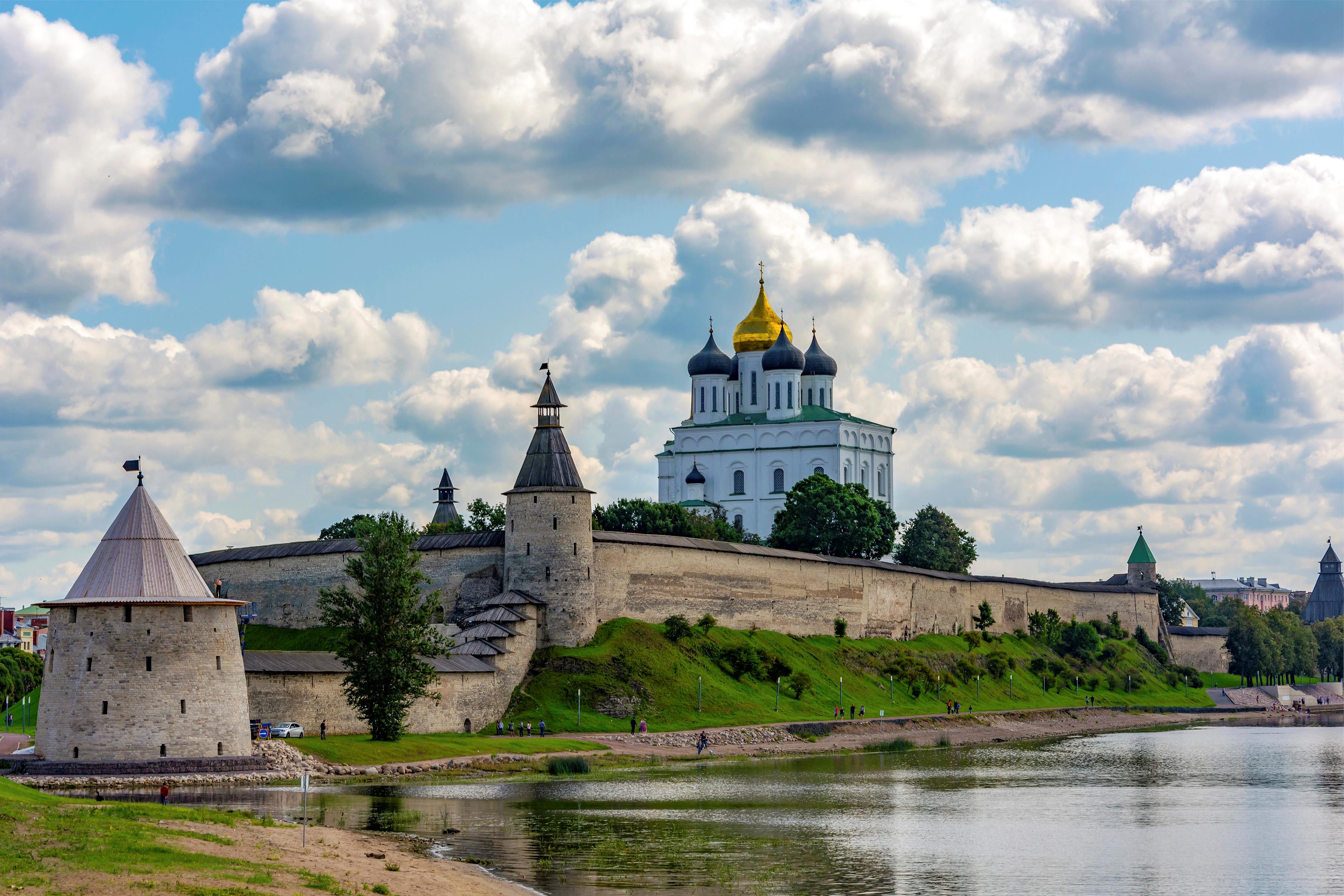 Автобусно-пешеходная экскурсия «Один день — три крепости»