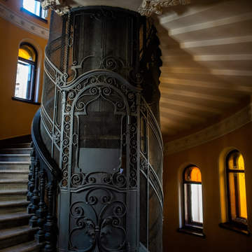 Пешеходная экскурсия «По доходным домам, дворам и парадным лестницам» со скидкой до 43%