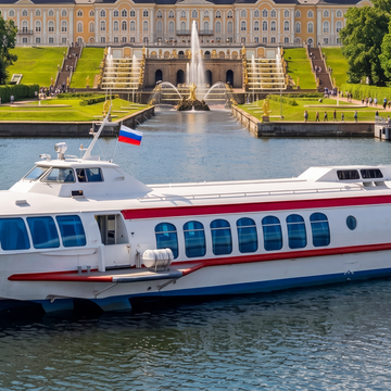 Поездка из Петербурга в Петергоф на быстроходном теплоходе «Метеор» Поездка из Петербурга в Петергоф на быстроходном теплоходе «Метеор» со скидкой до 35%