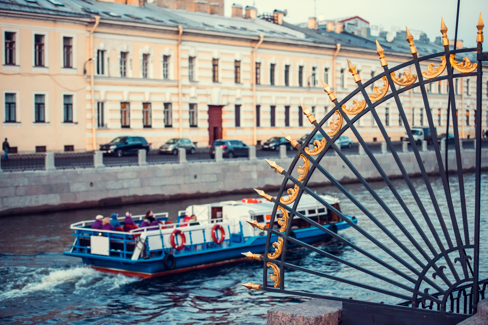 Дневные прогулки на теплоходе от набережной реки Мойки со скидкой до 24%