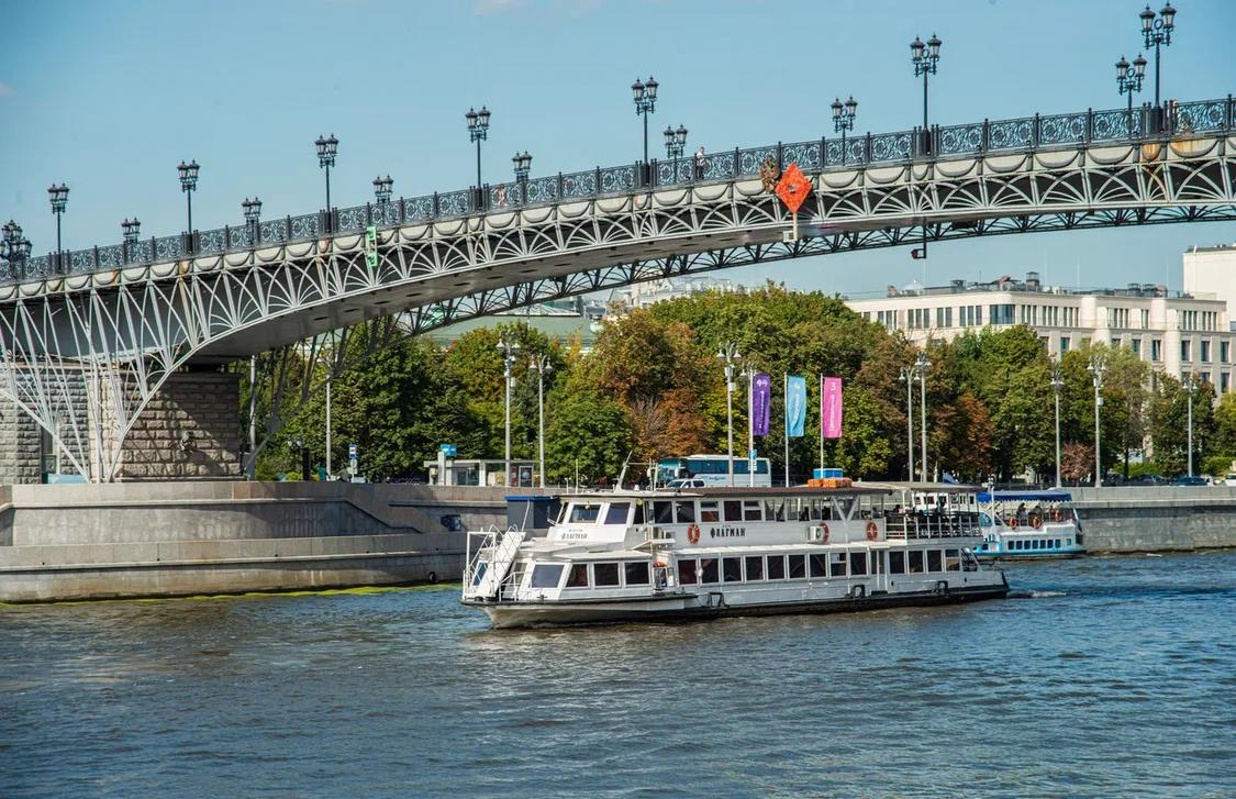 Прогулка на комфортабельном теплоходе «Флагман» от «Киевского вокзала» до «Китай-города» со скидкой 50%