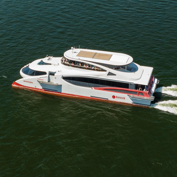 Музыкальный рейс «Мосты, вино и музыка» на скоростном судне «Экоходъ»