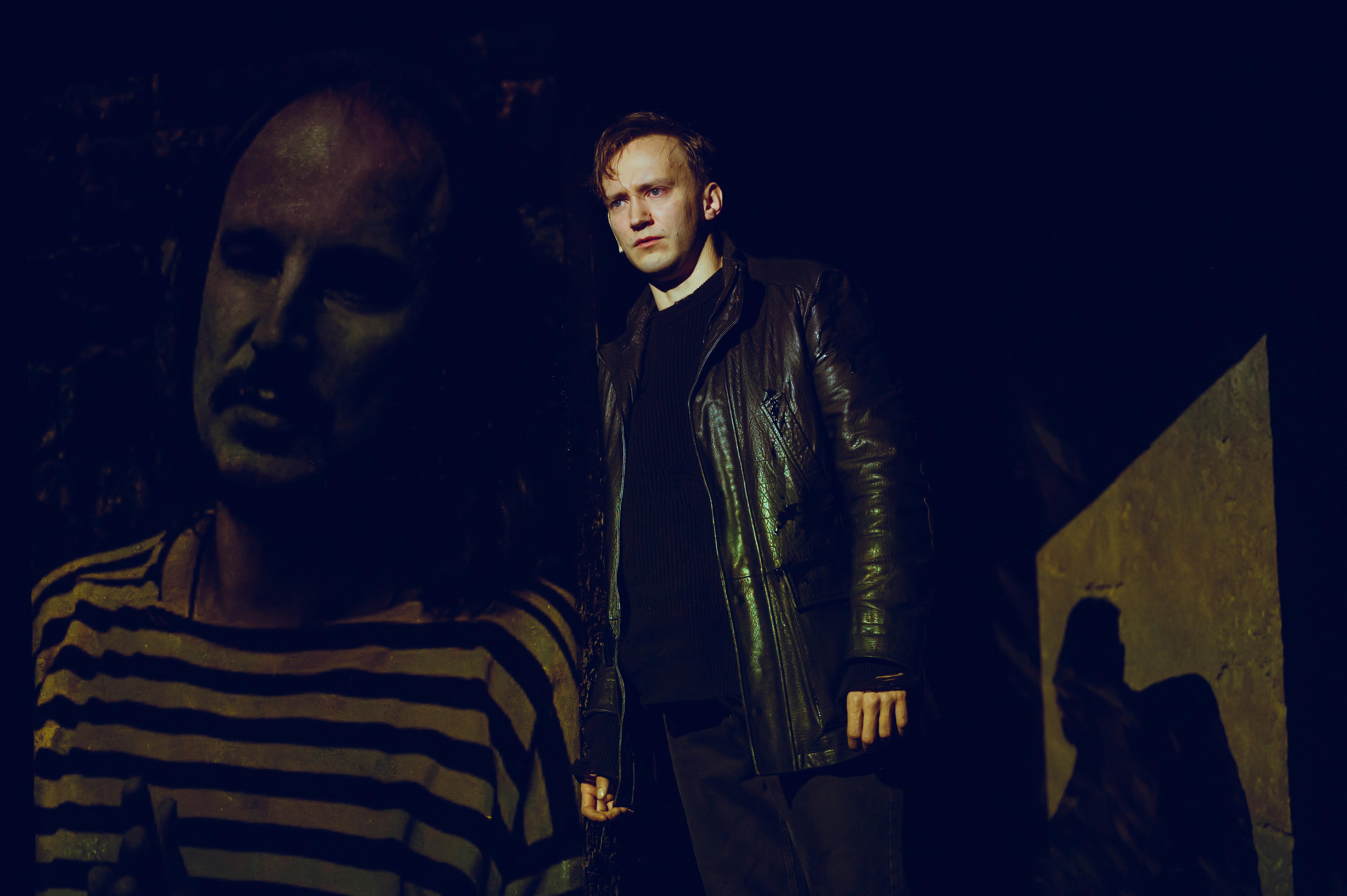 Спектакль «Мой брат умер» Театра Наций по Балабанову показали в Петербурге на фестивале Loft