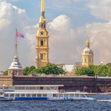 Утренние и дневные прогулки на теплоходе от Петропавловской крепости Утренние и дневные прогулки на теплоходе от Петропавловской крепости со скидкой до 65%