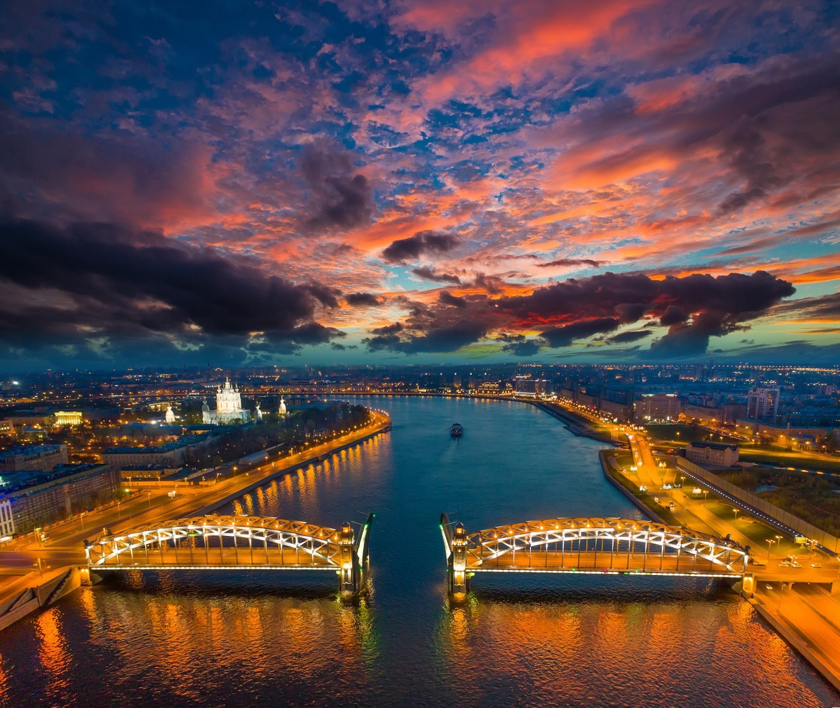 Ночной круиз «Развод мостов с Дворцовой» на двухпалубном теплоходе