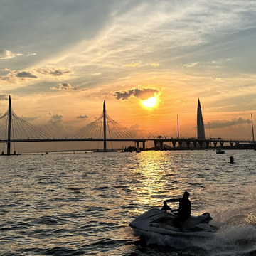 Вечерняя прогулка «От сердца города к морю» на двухпалубном теплоходе с живой музыкой и экскурсией со скидкой 56%