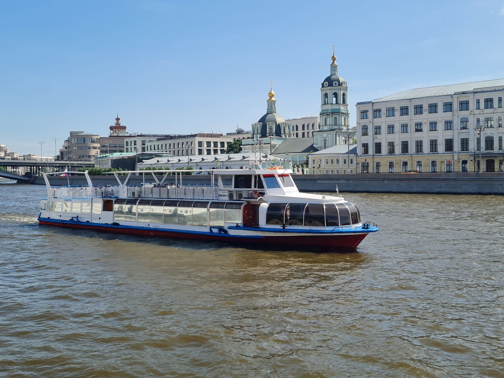 Речная прогулка на панорамном теплоходе «Император» с аудиогидом по центру Москвы по маршруту Воробьёвы горы — парк «Зарядье» Речная прогулка на панорамном теплоходе «Император» с аудиогидом по центру Москвы по маршруту Воробьёвы горы — парк «Зарядье»