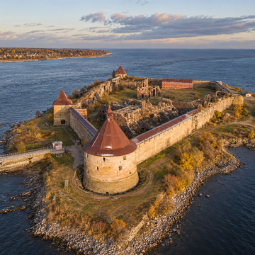 Автобусная экскурсия «Морская слава России: крепость Орешек и форт Риф» со скидкой до 33%
